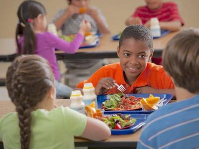 Children eating lunches 