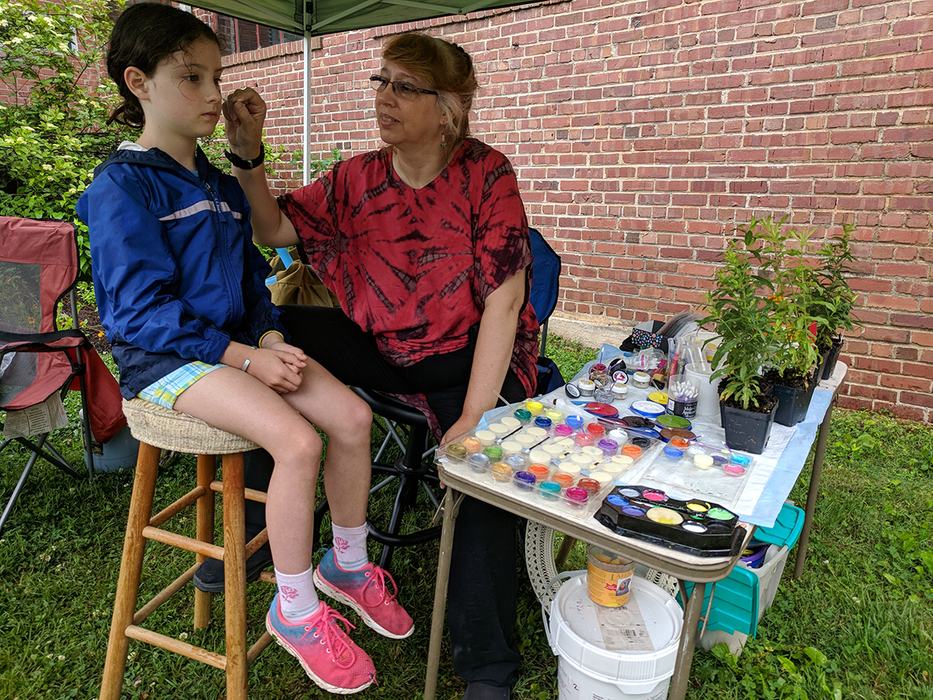 The Dey family always does such a wonderful job with face painting and balloons. 