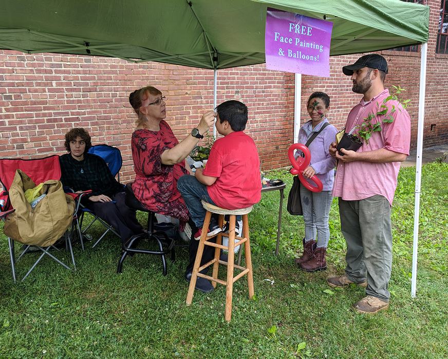 The Dey family always does such a wonderful job with face painting and balloons. 