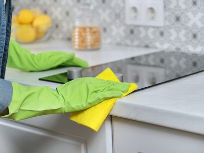 Cleaning kitchen sink