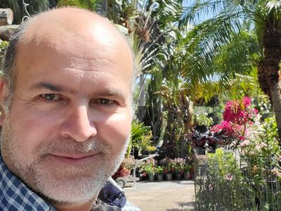 Ramon Malheiros in a garden setting