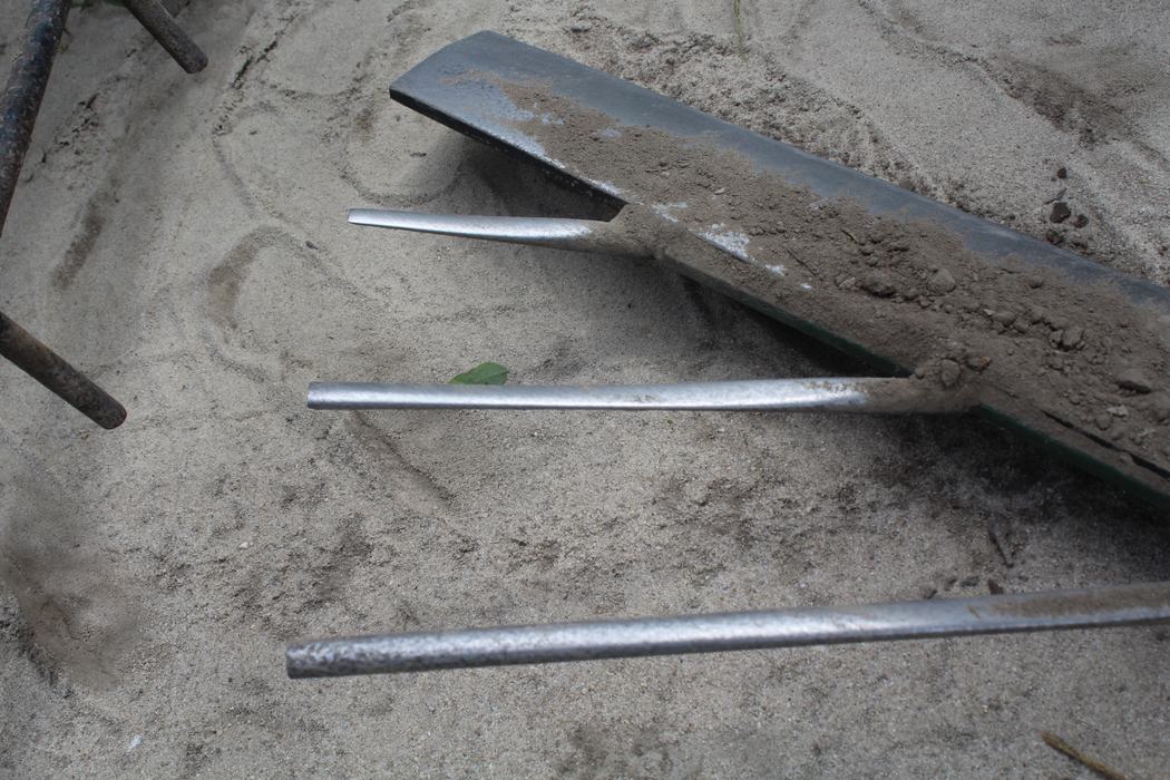 Peanut digging blade with uneven wear pattern on rods