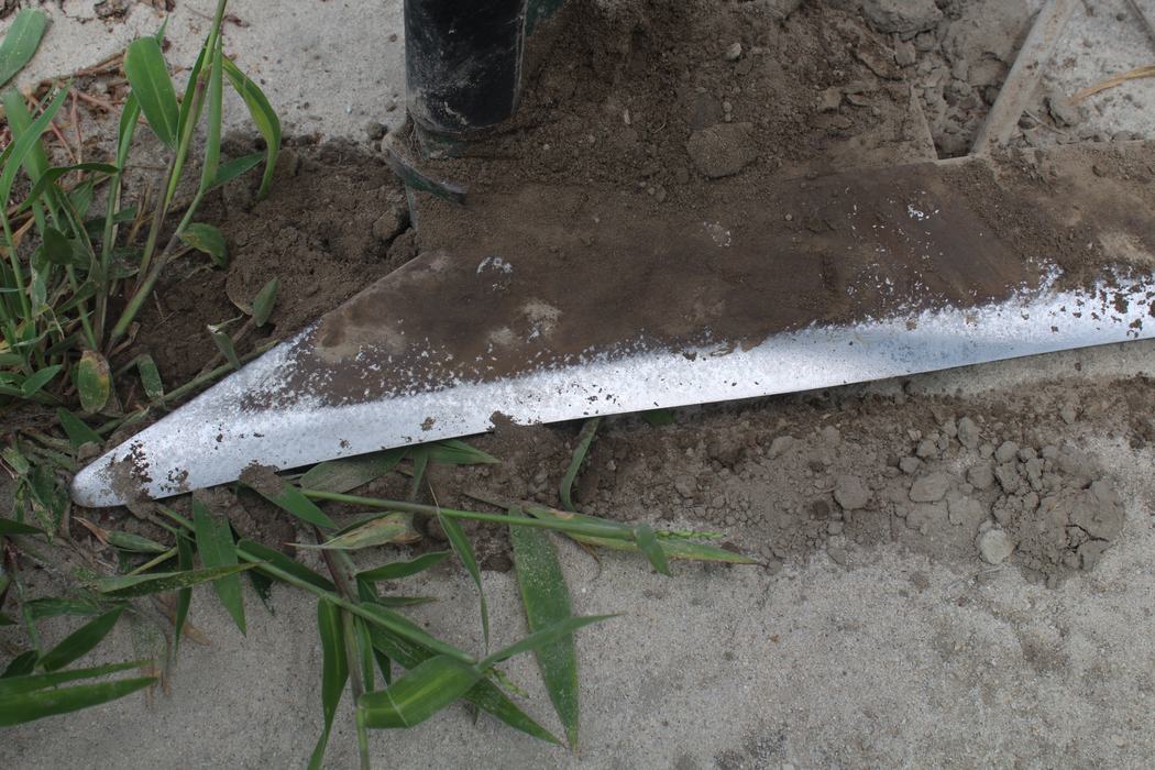 Peanut digging blade with uneven wear pattern on front of blade