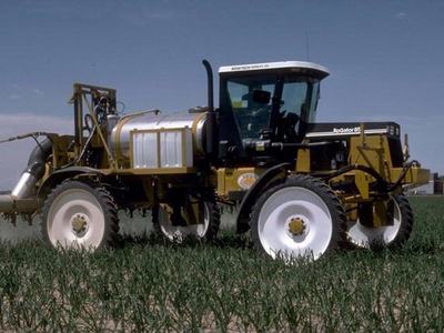 Self-propelled sprayer RoGator 85 operating in a crop field