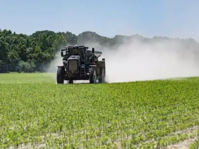 Fertilizer spreader
