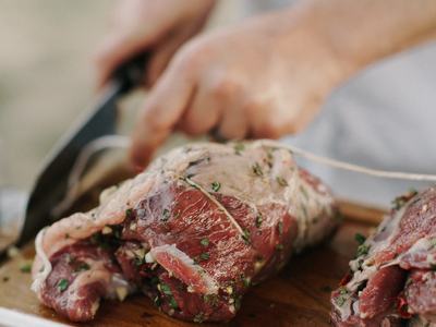 Slicing marinated meat