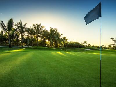 golf course with ble flag