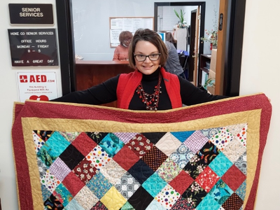 Mary Hollingsworth holds quilt