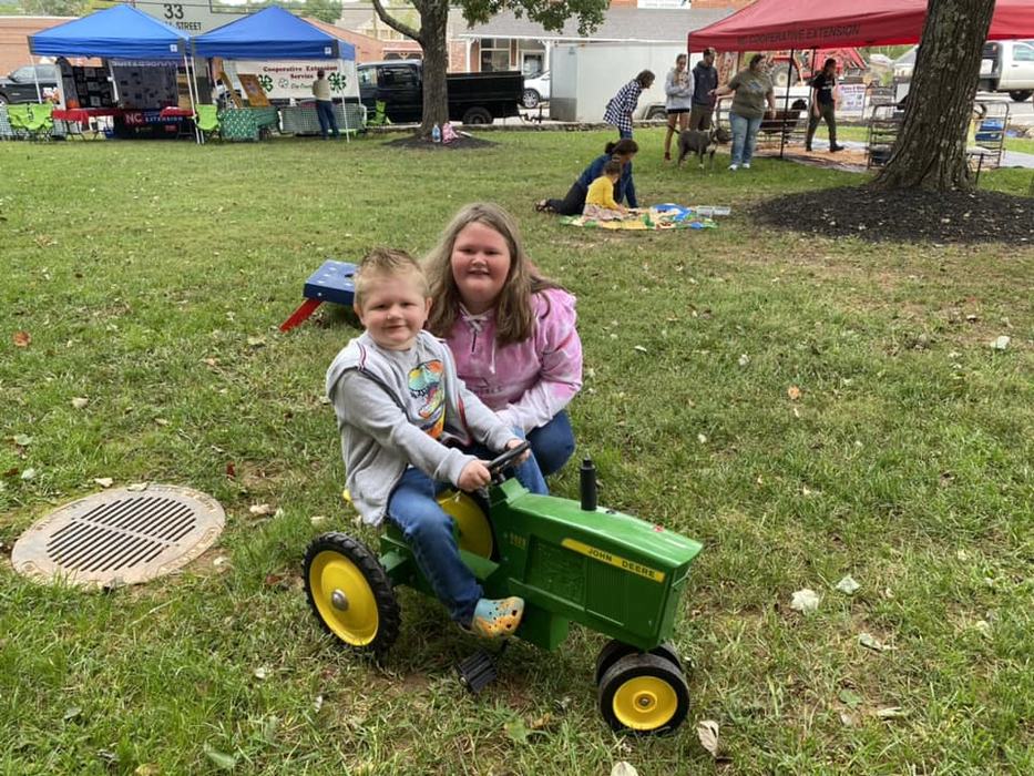 children at Ag Day event