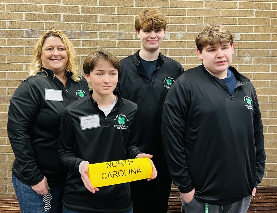 4-h youth on avian bowl team and coach