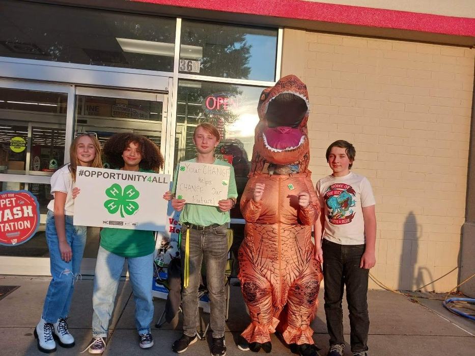 4-H officers fundraising at Tractor Supply