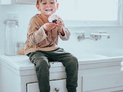 Child Eating Cupcake on Counter, How to Handle Picky Eaters, What to Do if my child will not eat, what to do if my child only wants sweets, what to do if my child will not eat their food, child not wanting to eat food, kids not eating dinner