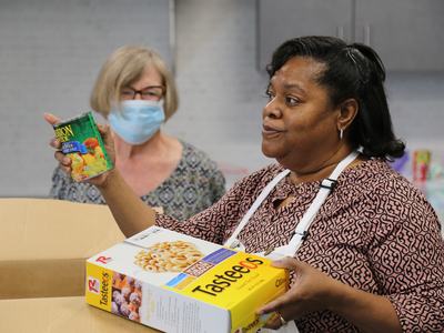 Della Hicks teaching to read food labels