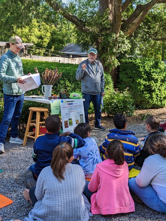 Volunteers talking about carnivorous plants