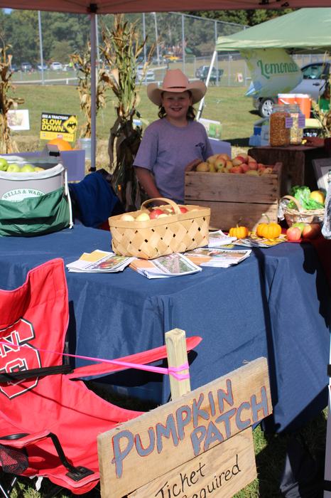 4-H youth selling lemonade at Farm City Day