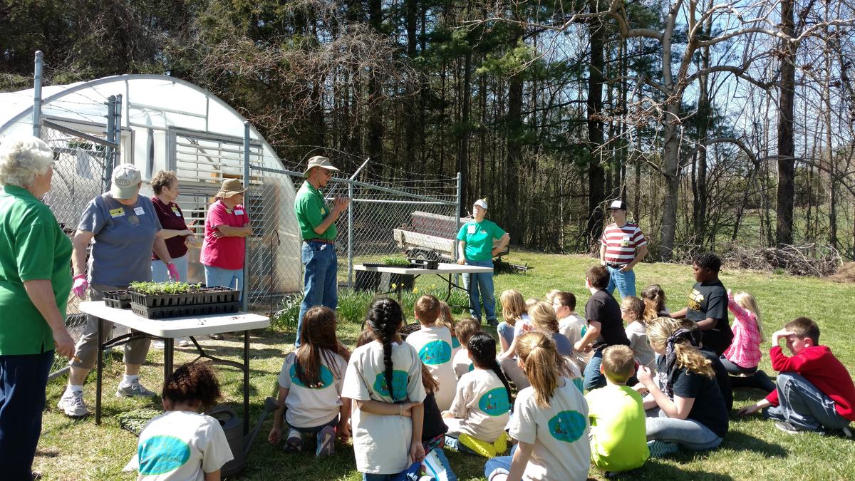 Master Gardener volunteers teaching Muddy Potters