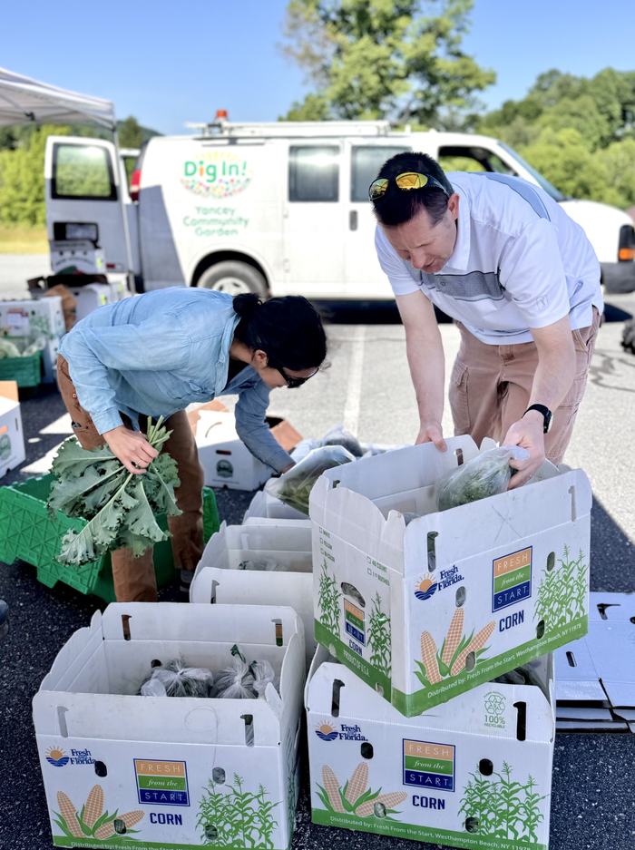 Kavita Hardy (from Dig In) and John Miller (from Reconciliation House) preparing bundles for distribution