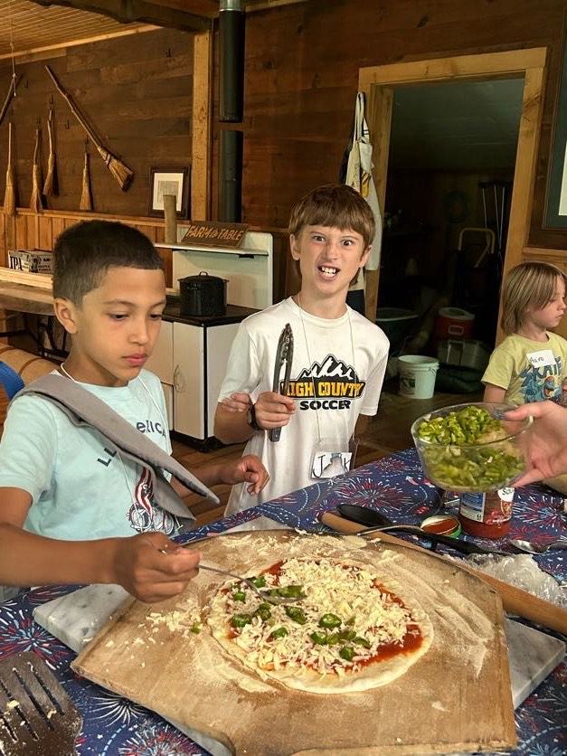 Kids making pizza