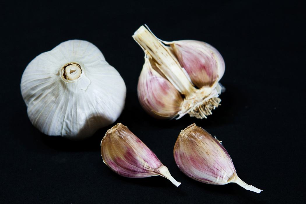 A cross section of a garlic bulb showing the hardneck at the center.