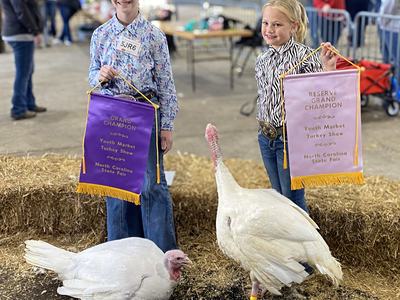 award winners with their turkeys