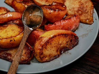 fried apple and pear slices with cinnamon and honey