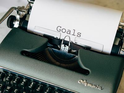 typewriter with the word goals typed on a paper