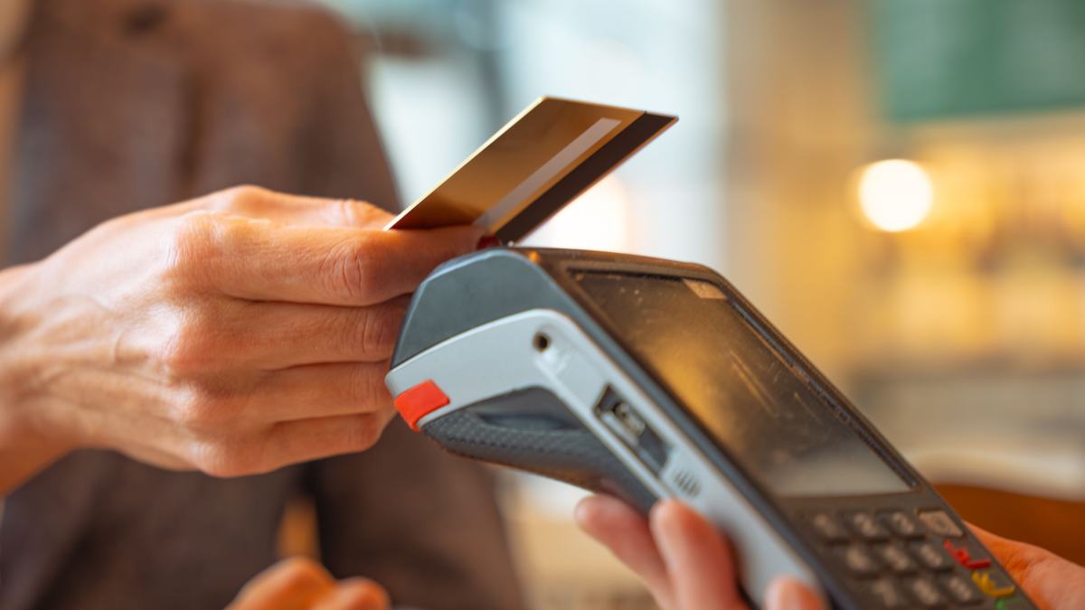 A person pays using a credit card with Tap to Pay.