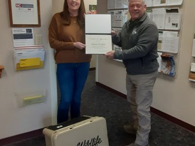 Jordan English accepting NC Wildlife Instructor of the Year award.
