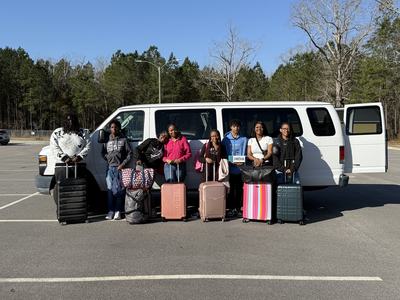 Group photo of 4h students and 4h Agent Toniqua Young leaving for ignite