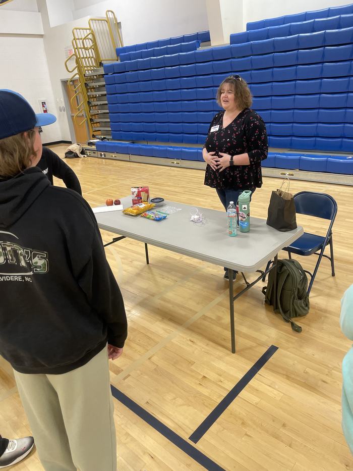 A woman gives healthy eating tips to children.