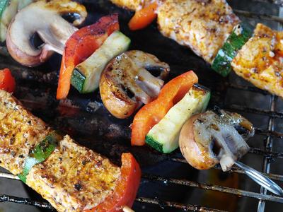 Grilled skewers with seasoned chicken, mushrooms, zucchini, and red bell pepper