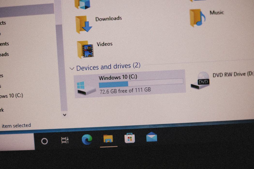 A Windows File Explorer window displaying the storage status of the C: drive labeled "Windows 10", with 72.6 GB free out of 111 GB.