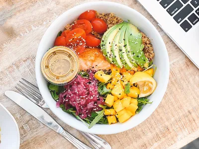 Bowl with avacado, lettuce, tomatoes, onions and other vegetables