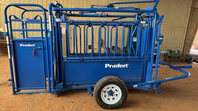 Priefert S04 Cattle Chute