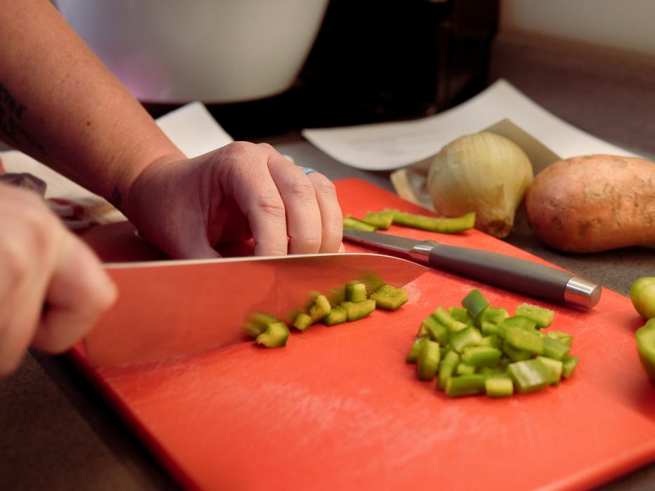 EFNEP Educator chopping bell pepper