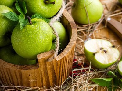 Green apples in basket. Image by Дарья Яковлева from Pixabay