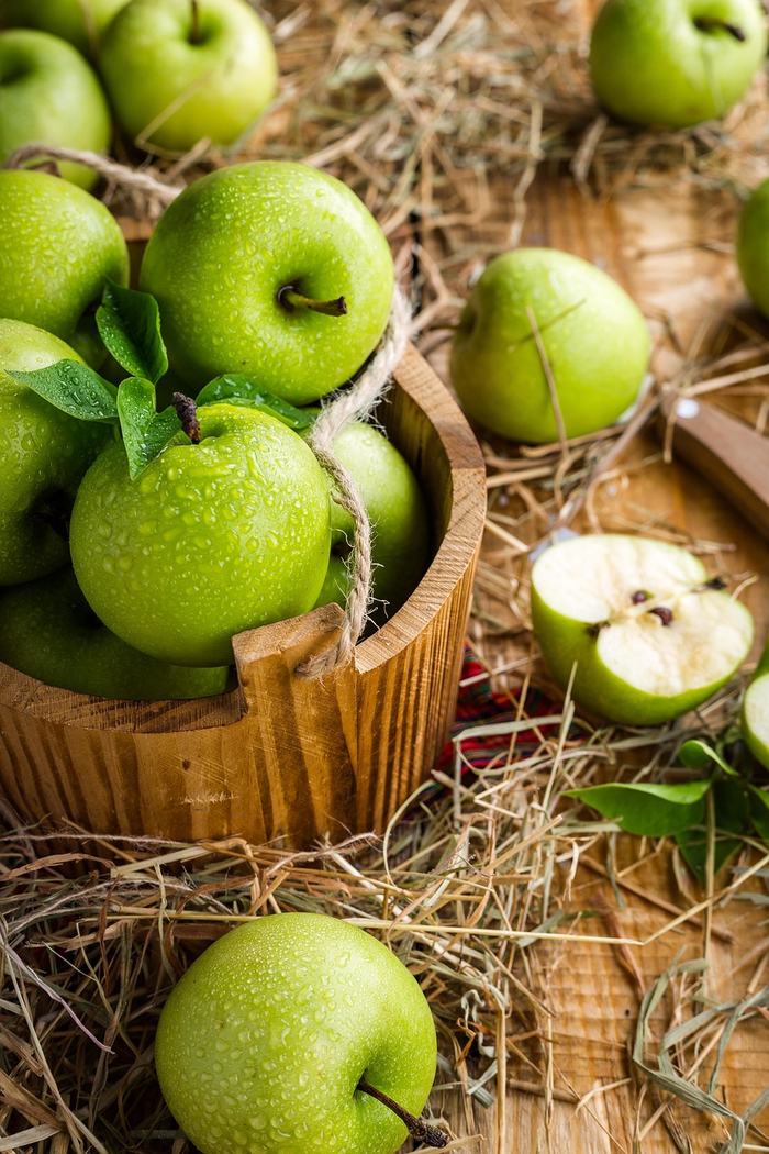 Green apples in basket. Image by Дарья Яковлева from Pixabay