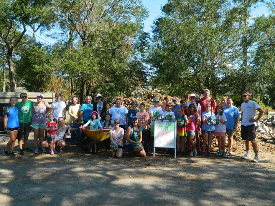 4-H families participate in service projects. Photo courtesy of Amy Mead.