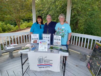 Group photo of Onslow Extension Master Gardeners tabling at the Discovery Gardens.