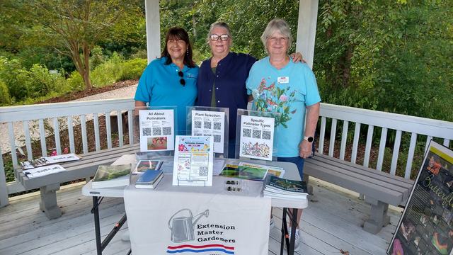 Group photo of Onslow Extension Master Gardeners tabling at the Discovery Gardens.