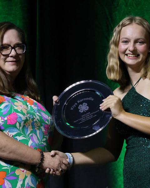 Kiya Kernodle receiving her commemorative plate as she completes her term as a state officer