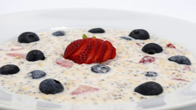 Med Instead of Meds berry overnight oats