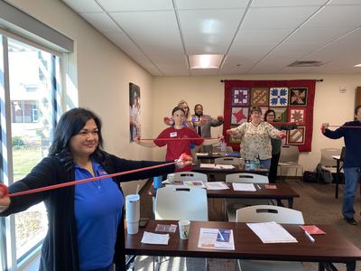 Dinorah next to a screen sharing shopping lesson