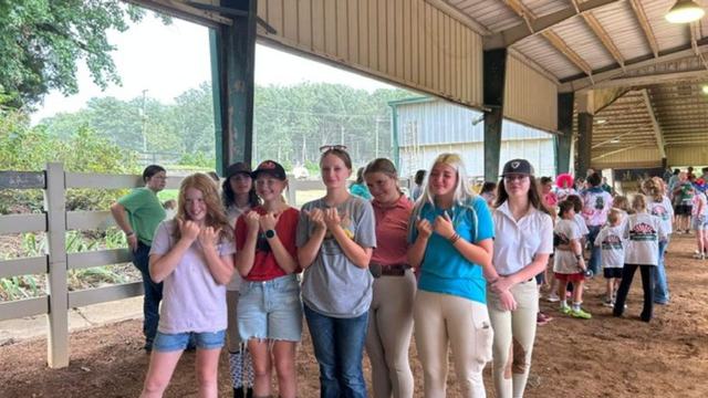 4-Hers take group photo during State Horse Show