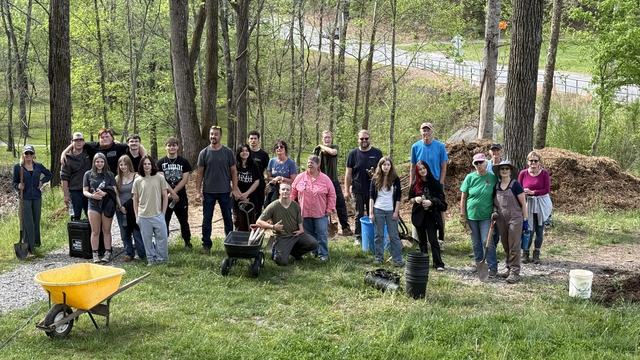 Group photo at mayors park planting