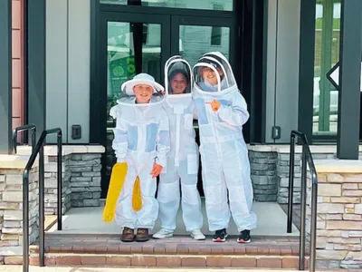 4-H youth beekeepers