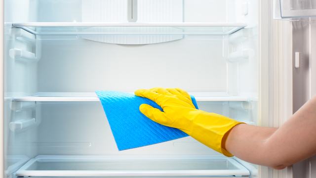 cleaning refrigerator