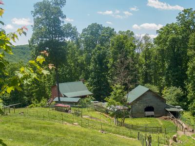 Picture of a farm in the mountains