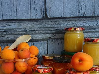 peaches and canned peaches