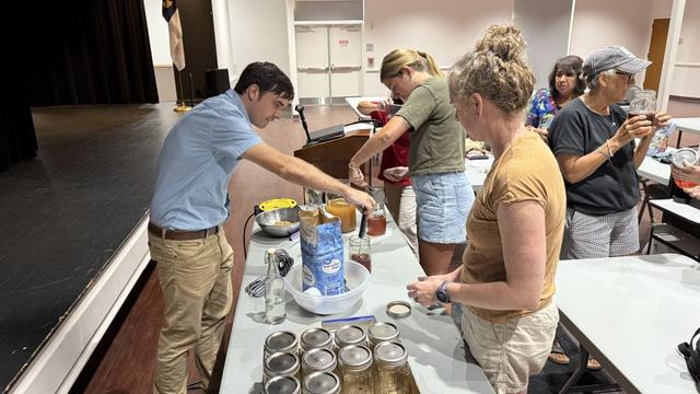 FCS agent teaching kombucha class.